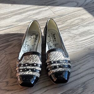Un Tour en Ville Women's Black and  Off White Zebra Print Shoes